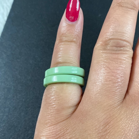 Set of 2 Green Resin Rings Size 6 • - Picture 2 of 3